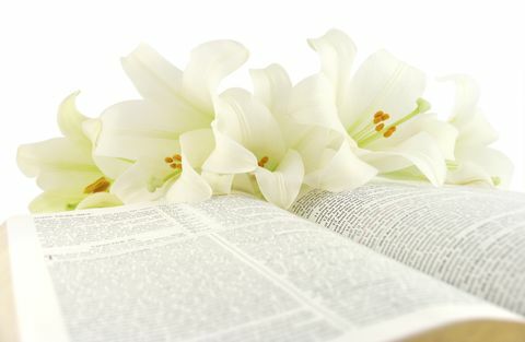библия с великденски лилии