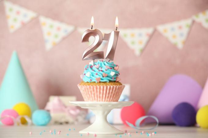 Кекс за 21-ви рожден ден със свещи с цифри на бяла маса