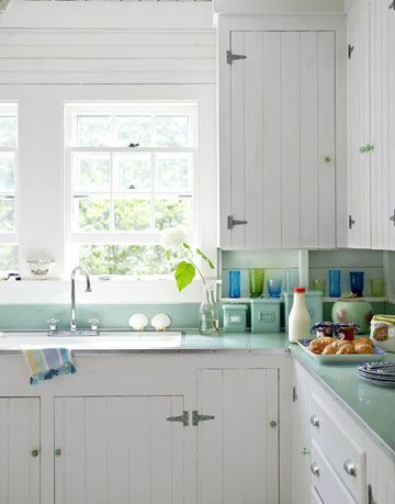 бели кухненски шкафове прозорци зелени плотове