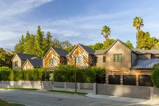 kelly clarkson encino home exterior