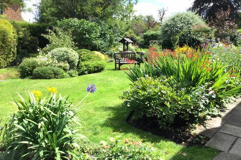 вила със солари за продажба в красиви градини в Оксфордшир