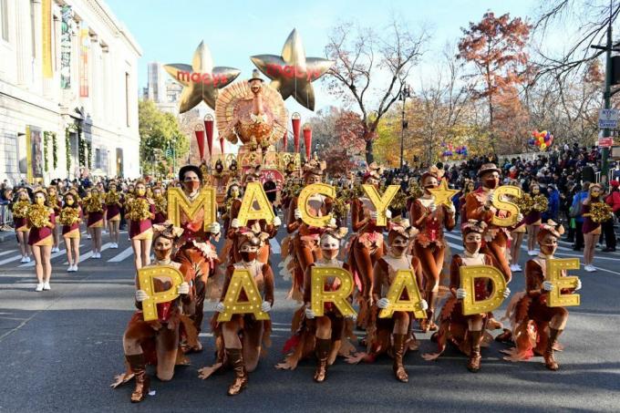 хиляди хора участват в 95-ия парад на Деня на благодарността на Macys на 25 ноември 2021 г. в град Ню Йорк, парадът се завърна на своя в пълен размер тази година, след като беше намален и затворен за обществеността през 2020 г. поради пандемията от коронавирус снимка от алекси розенфелдгети изображения