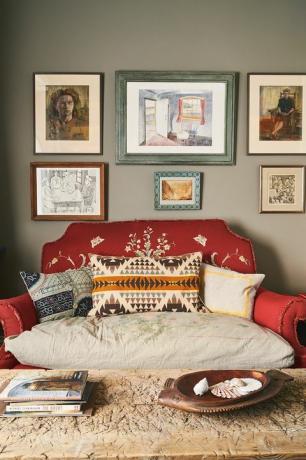 Ани Слоун Оксфорд домашна всекидневна с червен диван