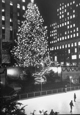 Рокфелер център Коледно дърво през нощта