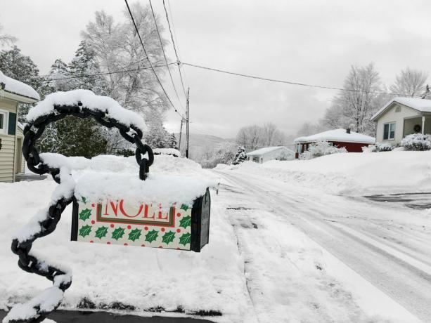 Ноел коледна пощенска кутия през зимата в Ню Хемпшир САЩ
