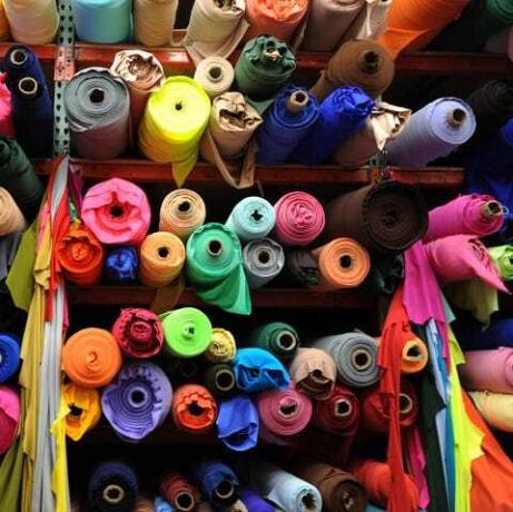 текстилни ролки в магазин за платове