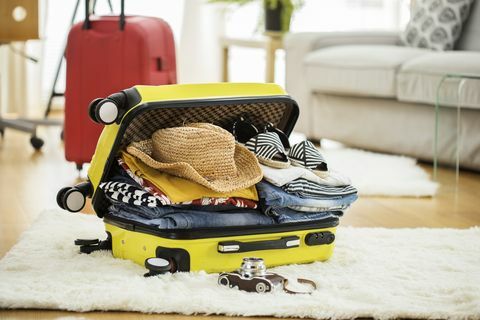Подготовка на куфар за пътуване у дома