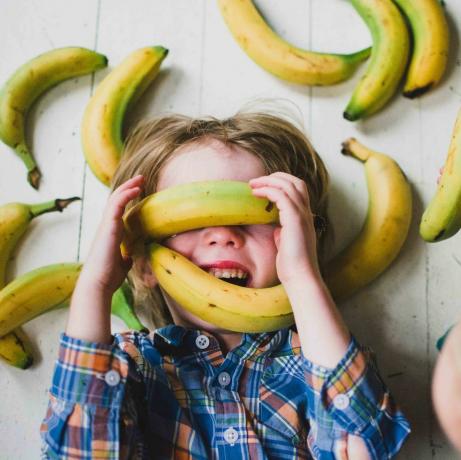 Деца (2-3, 4-5), покрити с банани