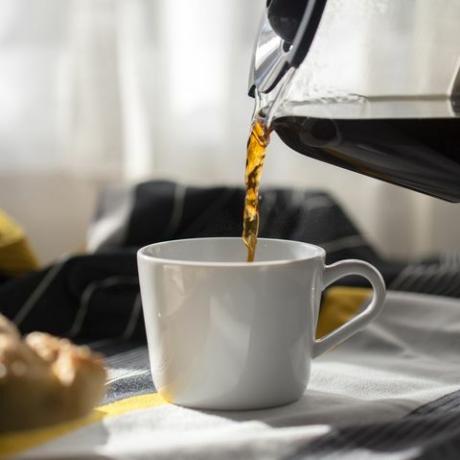 как да извадите петна от кафе от килима