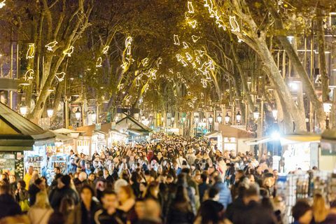 Хората, които се разхождат по улица Ла Рамбла по време на коледните и новогодишните празници в Барселона, Каталония, Испания