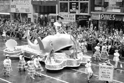 телевизори Дийн Джоунс, украсен като " прапорщик О'Тул", се качи на парадна плувка на парада на Macys
