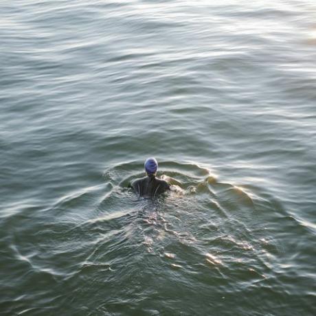 Обединеното кралство, Кент, Херн Бей, плувкиня в открити води, тренираща усилено в морето