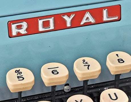 Затворете ключовете на пишещата машина на Royal за оценка
