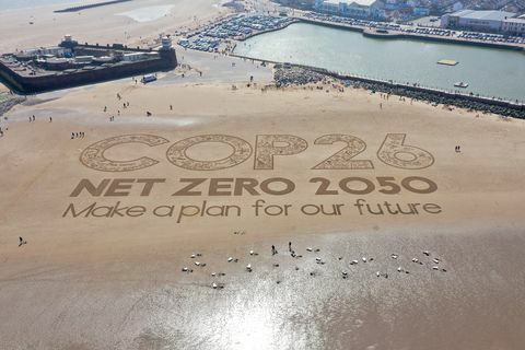 Уирал, Мърсисайд, 31 май, гигантски пясъчни произведения на изкуството украсяват новия плаж Брайтън, за да подчертаят глобалното затопляне и предстоящата глобална климатична конференция на cop26 на 31 май 2021 г. wirral, merseyside cop26, 26-та конференция на обединените нации по изменението на климата, ще се проведе в началото на ноември тази година в Глазгоу, под председателството на unfccc на обединените кралство произведението на изкуството е самофинансирано от британски художници пясък във вашето око и моли световните лидери да се ангажират с нетни нулеви емисии на въглероден диоксид до 2050 г. снимка от christopher furlonggetty изображения