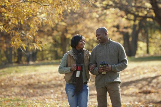черна двойка, разхождаща се заедно в парка през есента