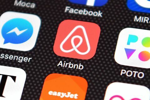 Приложение Airbnb на мобилен телефон