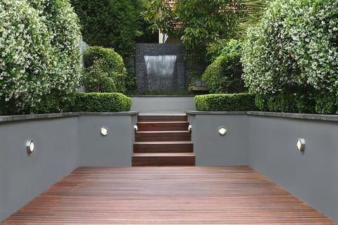Градина със светлини и дървени стълби в Сидни