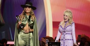 Лейни Уилсън приема наградата за изпълнителка на годината от Доли Партън на сцената на 58-ата Академия за награди за кънтри музика