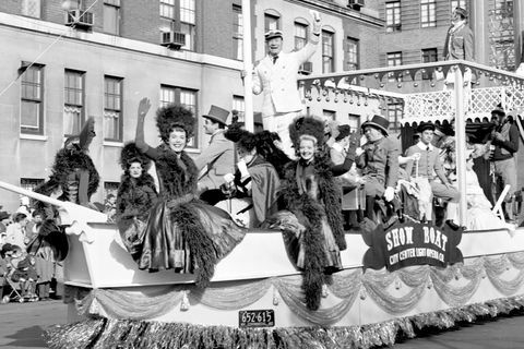 Джо и Браун вълни от лодката в парада на Деня на благодарността на Мейси през 1960 г.