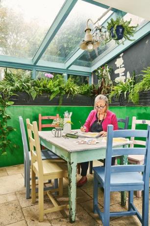 Ани Слоун в яркозелена градинска стая в дома си в Оксфорд