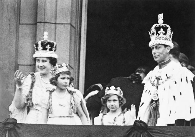 крал Джордж VI и семейството в кралски регалии