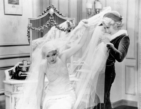 американска комична актриса Джоан Блондел 1909 1979 се бори с тромавия воал на булчинска рокля в сцена от неизвестен филм снимка от Хълтън archivegetty images