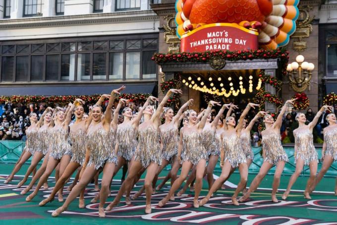 macys парад на деня на благодарността 2021 на снимката radio city rockettes снимка от eric liebowitznbcnbcu фотобанка чрез getty images