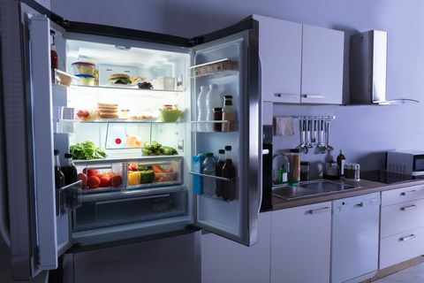 Отворен хладилник в кухнята