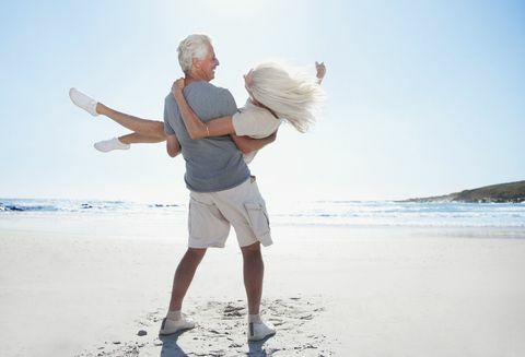 Щастлива възрастна двойка на плажа