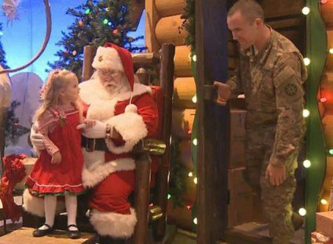 Малки момичета искат да видят войник татко за Коледа и той се появява видео
