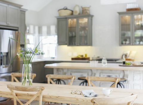 Дървена маса за хранене в луксозна кухня