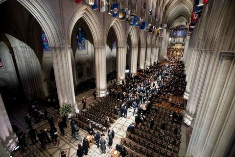 Президентът Джордж Х.В. Буш лежи в щат в американския капитолий