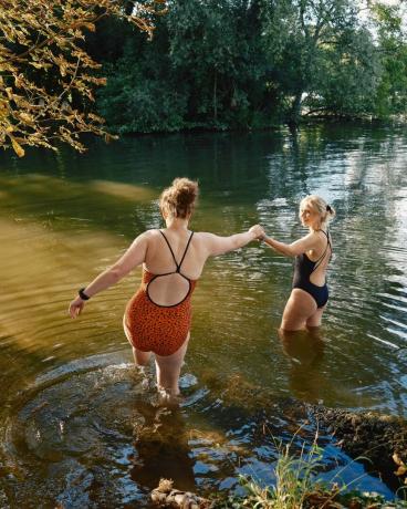 Обединеното кралство, Бъкингамшир, Хърли, диво плуване на жени в река Темза
