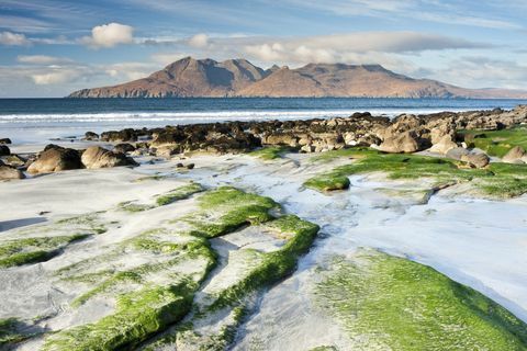 Островът на Ром от залива Laig, Eigg