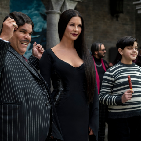 катрин зита джоунс﻿ като morticia addams и luis guzmán﻿ като gomez addams, плюс isaac ordonez като pugsley addams