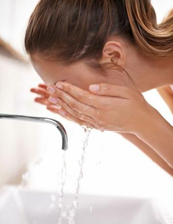 Жена измива лицето