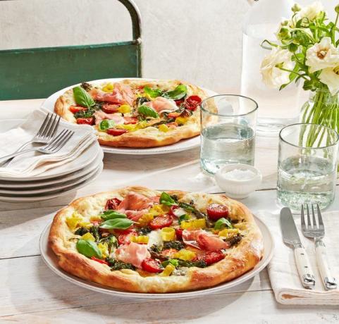 калифорнийски печени броколини, гроздови домати и прясна пица моцарела