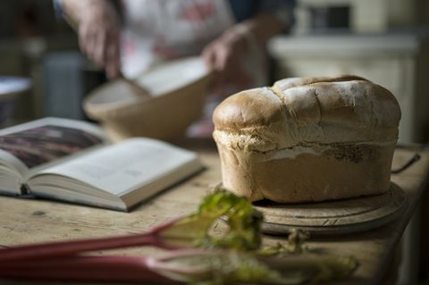 <p> Но може би най-добрият (и най-вкусният) начин да внесете нотка на страната в дома си в града? Изпечете един хляб и оставете вкусната миризма да обхване всяка стая - нещо, което ще се опитам много скоро. Дотогава ще се наслаждавам на ранна пролет и аромата на свежи нарциси, украсяващи всяка повърхност. Може би животът на града <i data-redactor-tag = "i"> в крайна сметка е идиличен. </p> <p> <em data-redactor-tag = "em" data-verified = "redactor"> Следвайте Сара... <a href = " https://www.instagram.com/thegoodlife.london/" target = "_blank" data-tracking-id = "recirc-text-link"> @ thegoodlife.london </a> / <em data-redactor-tag = "em" data-verified = "redactor"> <a href = " https://thegoodlifelondon.org/">thegoodlifelondon.org</a> </ EM> </ EM> </ P>