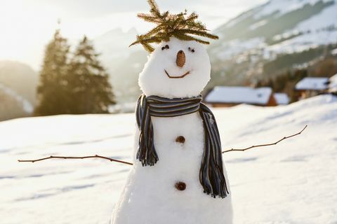 Снежен човек в снежно поле