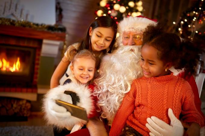 Дядо Коледа споделя смартфон с деца
