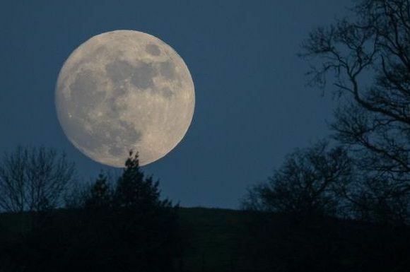 вълча луна изгрява над Гластънбъри преди предупрежденията за тежки метеорологични условия