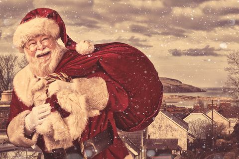 истинска автентична коледна снимка на Дядо Коледа, идващ в града