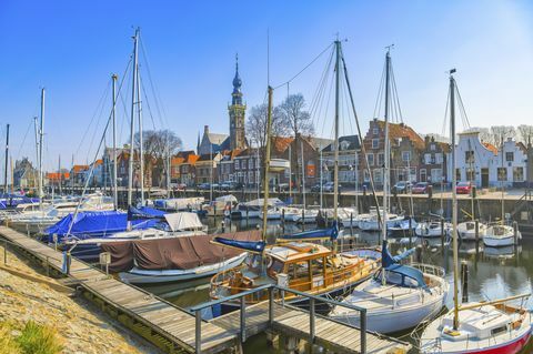 Холандия, Веере, изглед към града и пристанището с акостирани ветроходни лодки на преден план