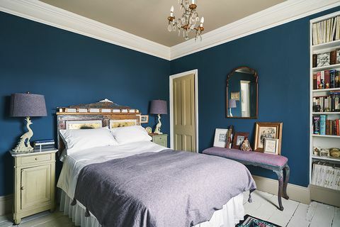 мрачна синя и лилава спалня в оксфордския дом на Ани Слоун