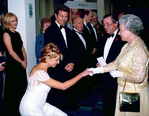 Англия кралица Елизабет II r среща актриса Наташа Ричардсън l, curtseying като актьор dennis quaid 3l съпруга meg ryan l погледнете премиерата на филма родителска капан снимка от Кен goffthe колекцията от житейски образи чрез Getty imagesgetty снимки