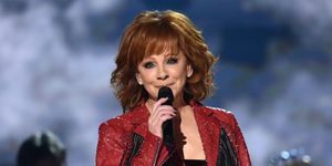 Лас Вегас, Невада април 07 домакин reba mcentire изпълнява на сцената по време на 54-тата академия за награди за кънтри музика в mgm grand garden arena на 07 април 2019 г. в лас вегас, невада снимка от jeff kravitzacma2019filmmagic за acm