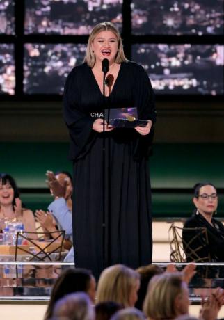 Лос Анджелис, Калифорния, 12 септември 74-та годишна церемония по връчване на наградите " Еми" на снимката Кели Кларксън говори на сцената по време на 74-та годишна церемония по връчване на наградите Еми в праймтайма, проведена в Microsoft Theatre на 12 септември 2022 г. снимка от Крис ХастоннБК чрез Гети изображения