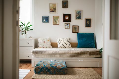 модерен домашен декор и интериор на домашен хол с мебели