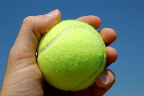 Тенис топка в ръка отблизо