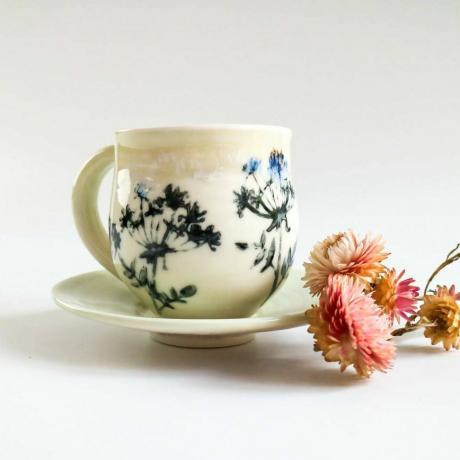 Порцеланова чаша и чинийка в дизайн на цветя от жив плет